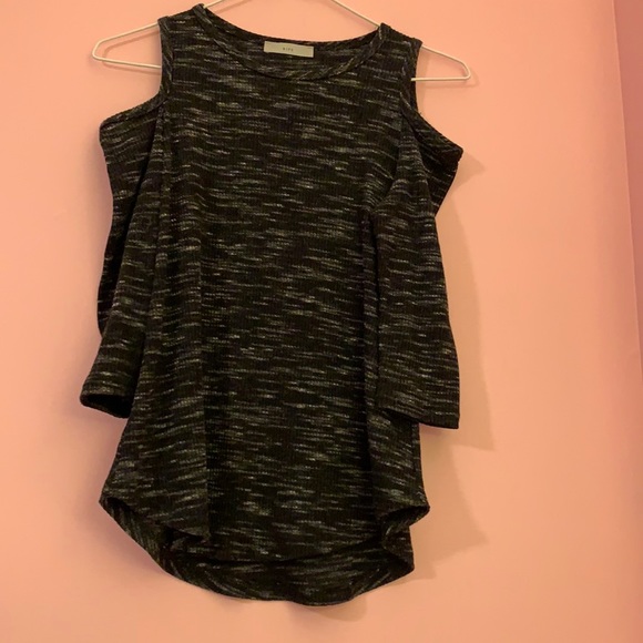 Cold shoulder 3/4 length top - Picture 1 of 4